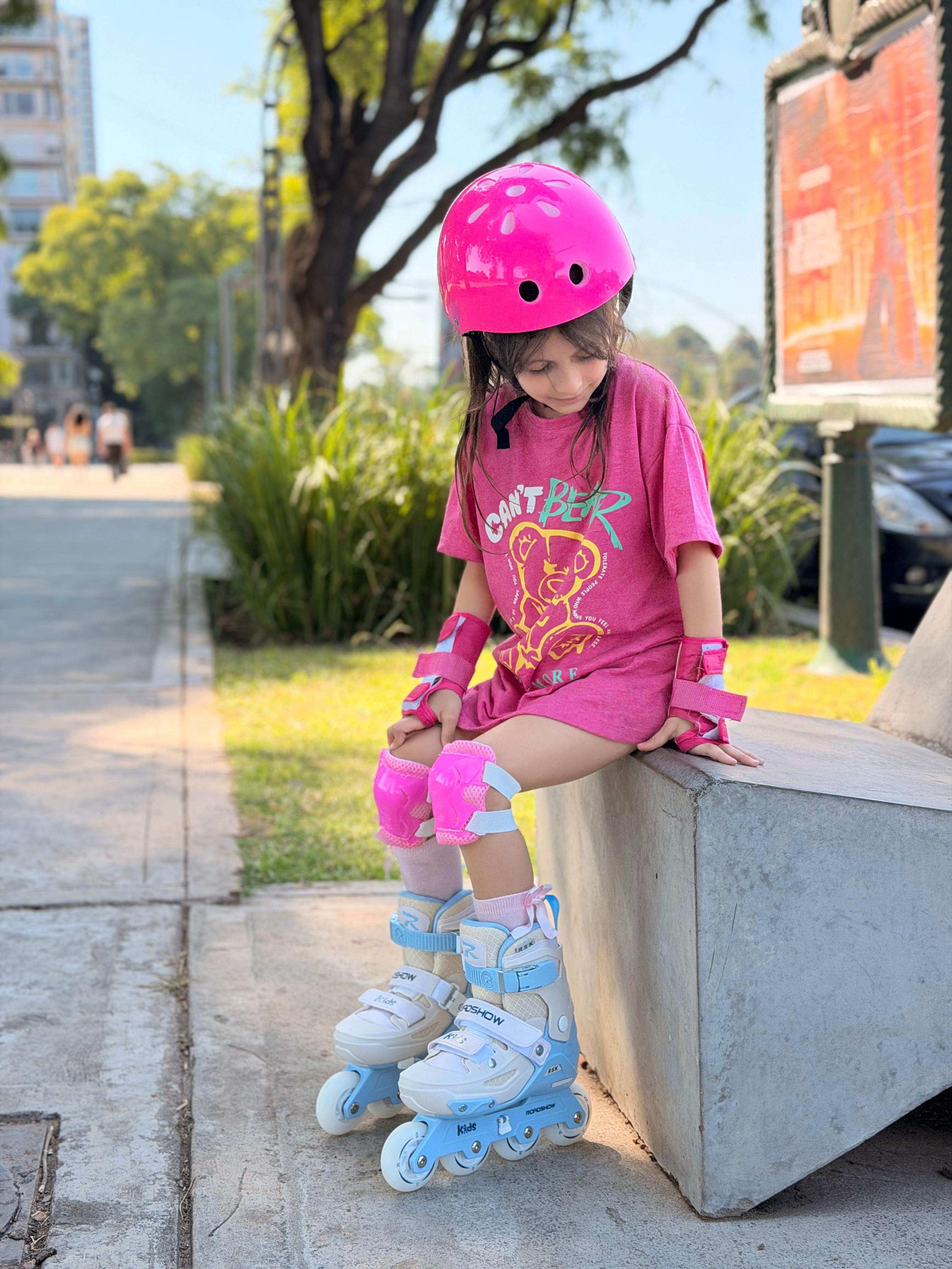 Niña con Roadshow Kids RSK y casco